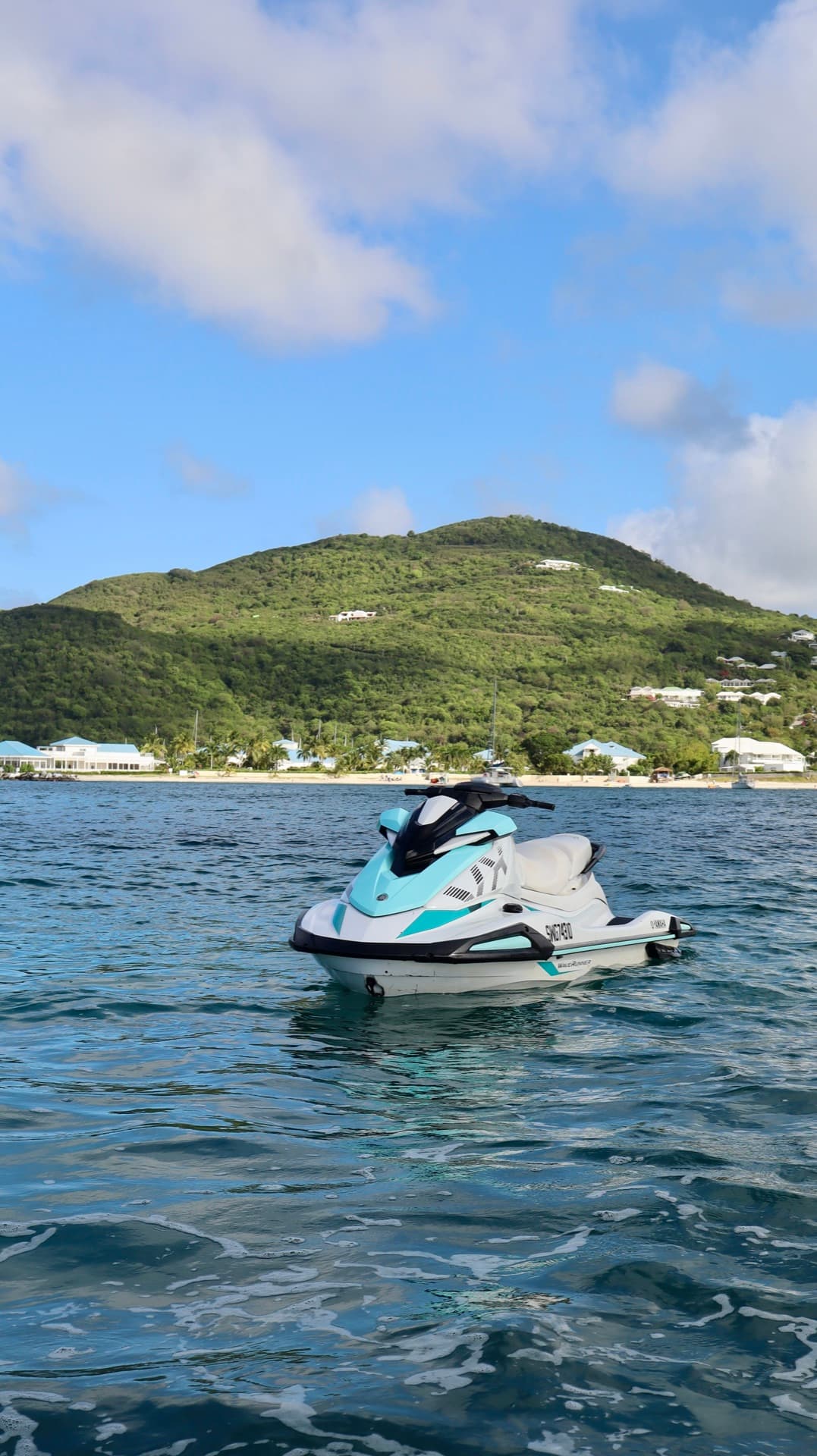 Vue de la baie d'Anse Marcel, point de départ de Caraibes Watersports