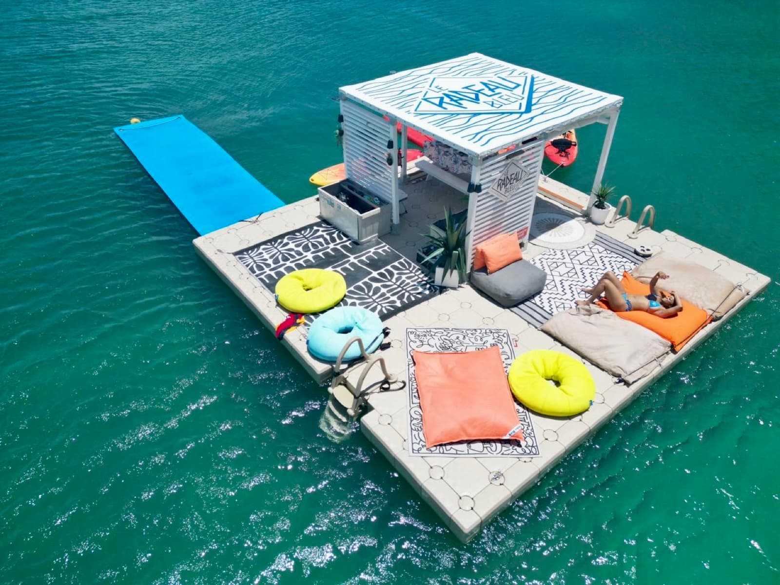 À 100 mètres de la plage : Le Radeau Bleu, notre voisin flottant