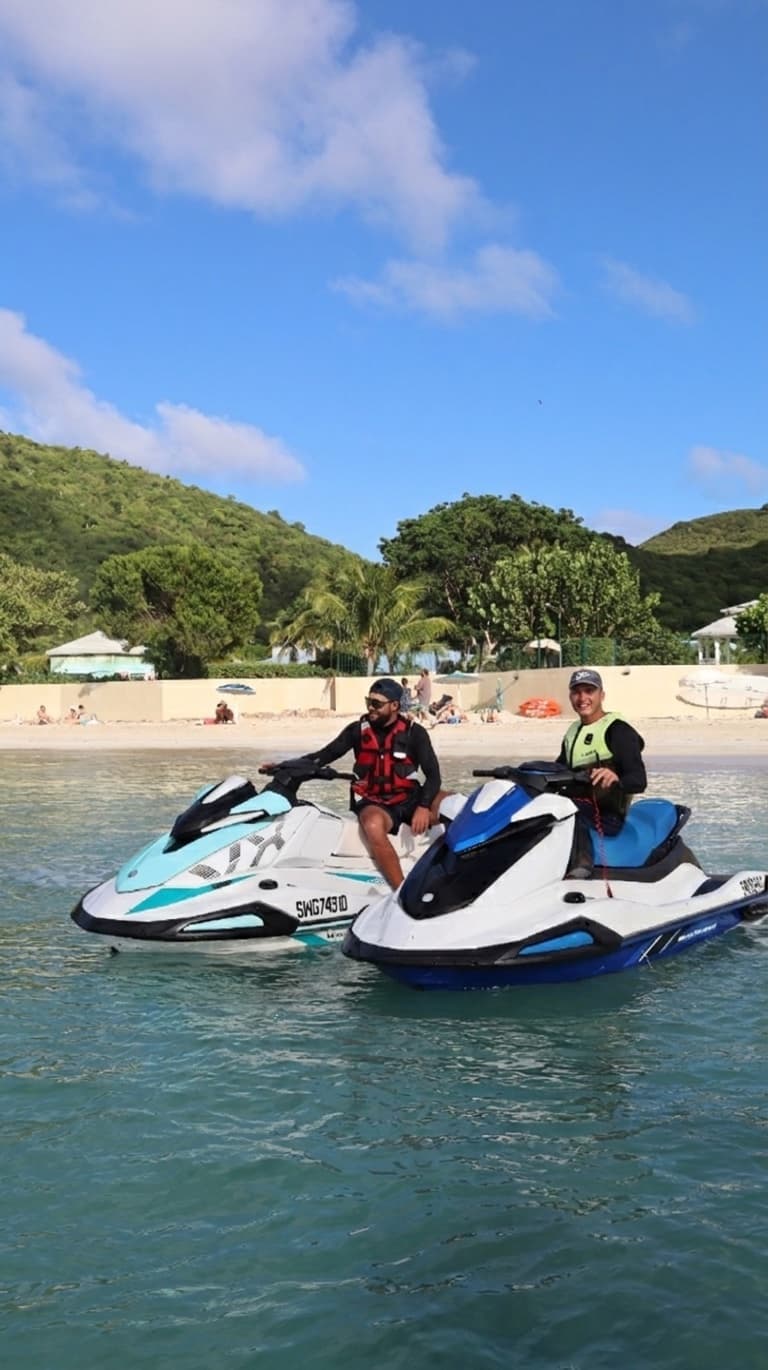 Mathis et Lucas, et notre base sur la plage d'Anse Marcel (4)