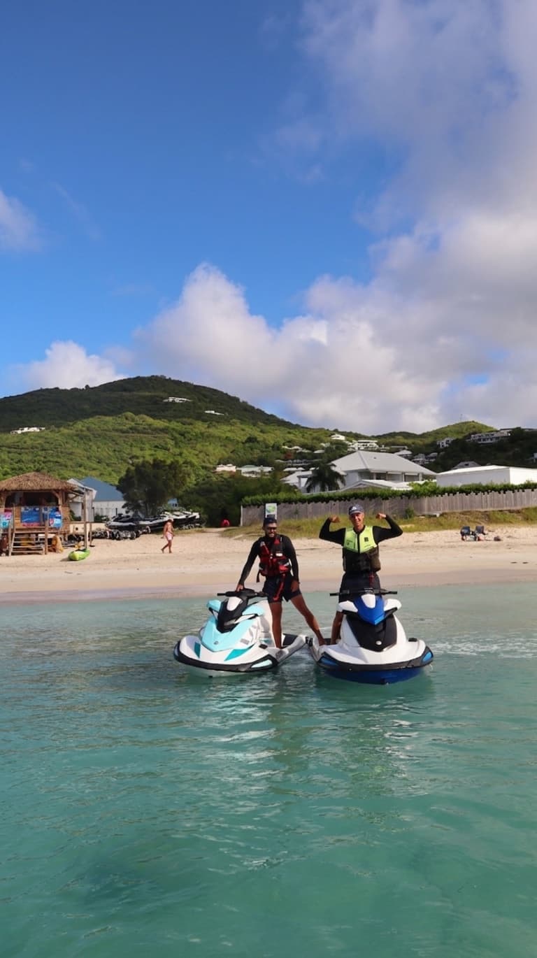 Mathis et Lucas, et notre base sur la plage d'Anse Marcel (3)
