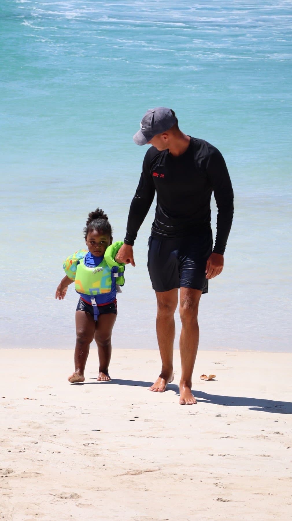 Mathis et Lucas, et notre base sur la plage d'Anse Marcel (2)